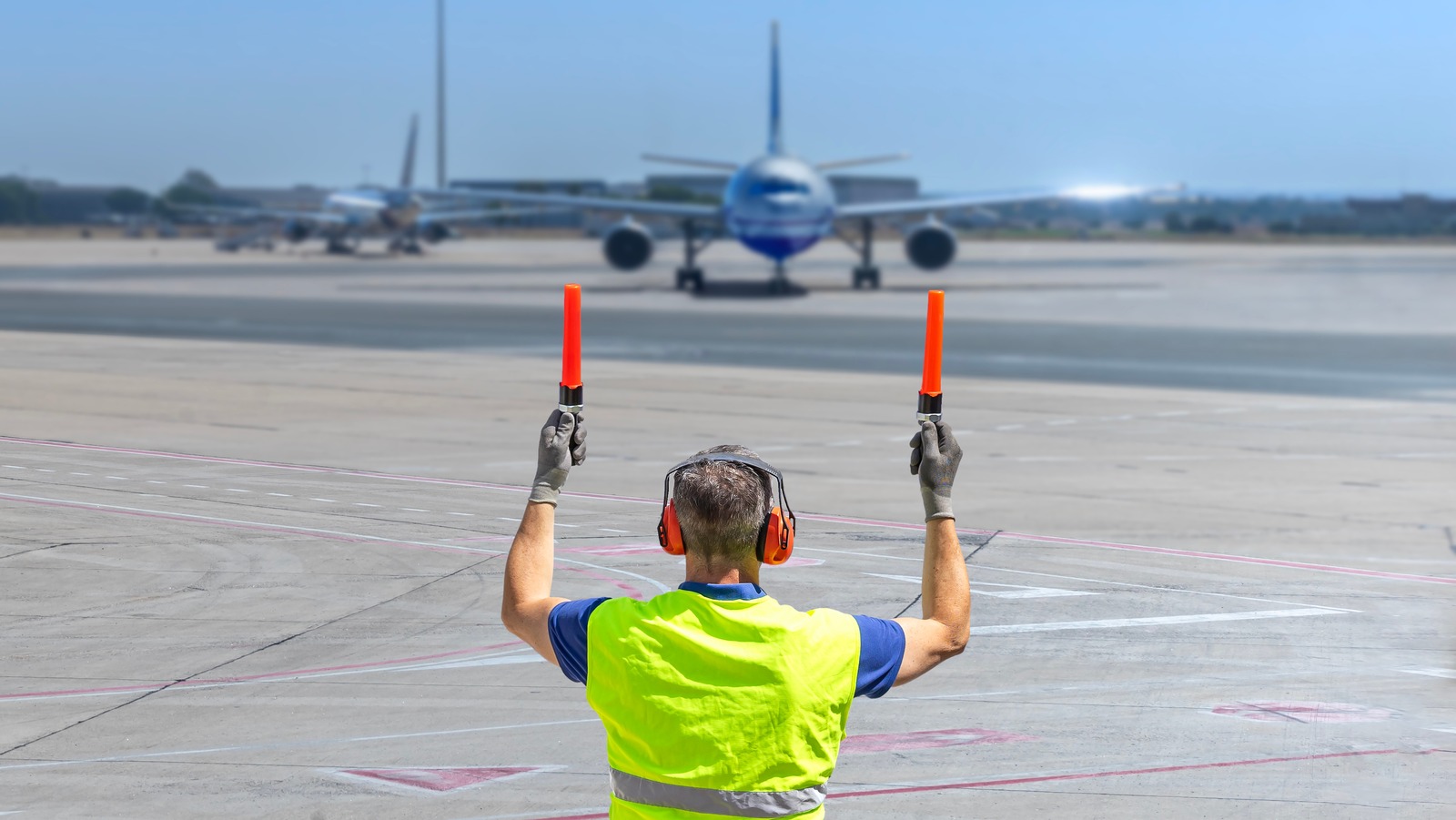 Что это значит, когда член наземного экипажа авиакомпании волнует эти огни?