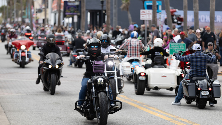 Группа байкеров на велосипеде Daytona 2025