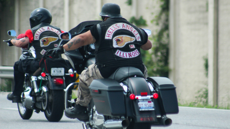 Гонщики ада в адах в клубных куртках ездят на велосипедах