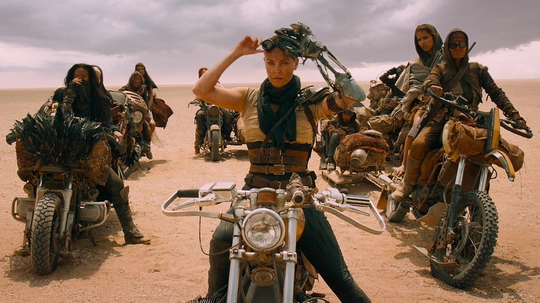 Фуриоса ведущая женщина -мотоциклетная банда