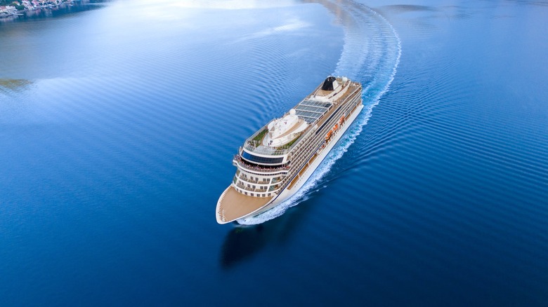 Большой круиз, который поворачивается, когда он приближается к порту