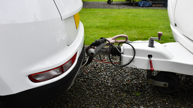 Караван, прикрепленный к машине