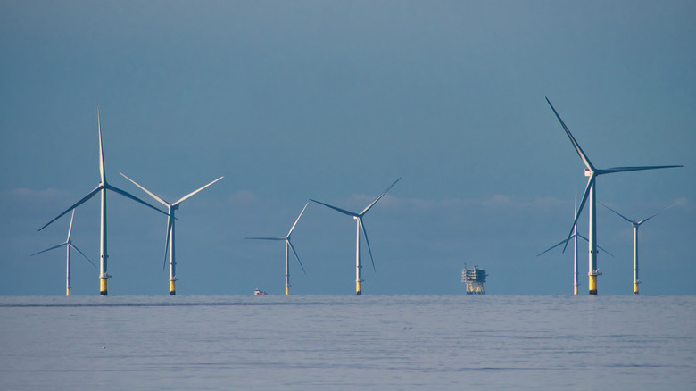 Ветряная ферма у побережья Бристоля в Великобритании