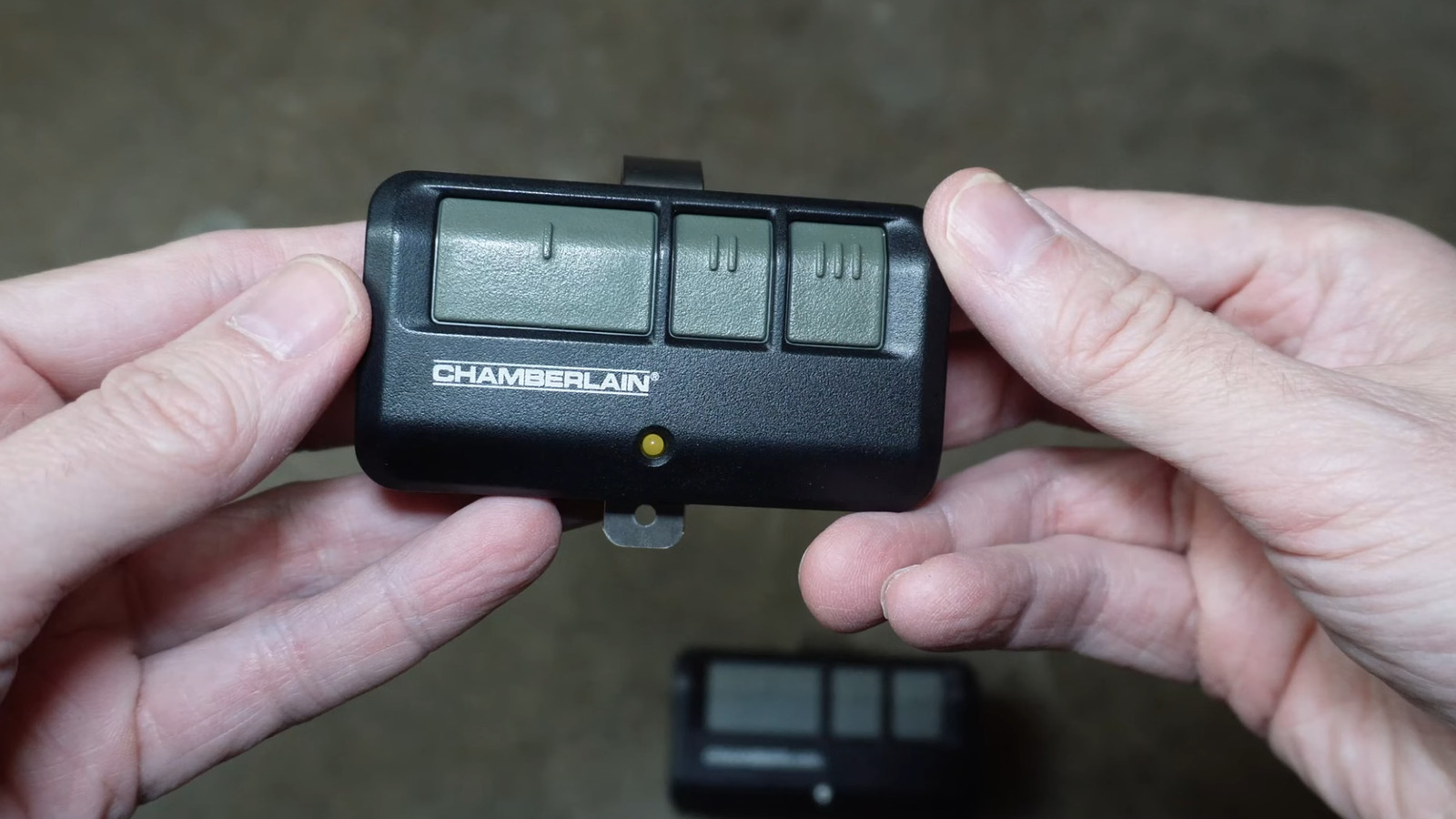 Для чего представлены три кнопки на открытии гаражных дверей?