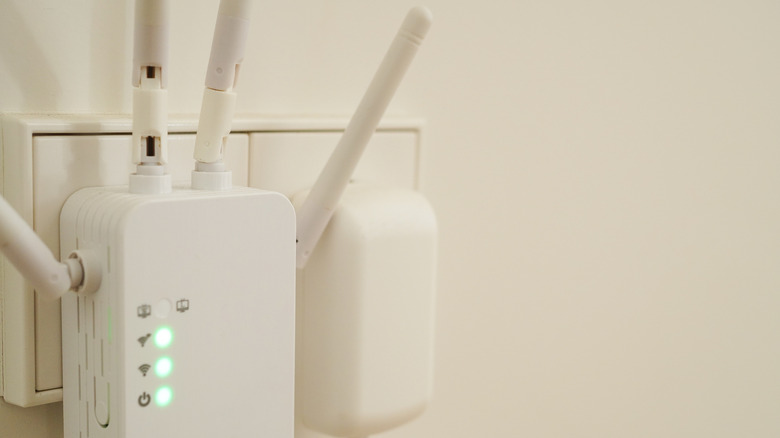 Wi -Fi Booster, Repeater или Extender на белой стене