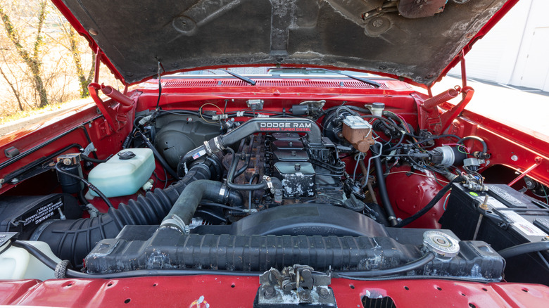 Cummins Turbo Diesel Engine под капотом Red Dodge Ram