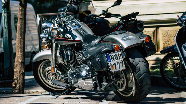 Стальной серо -жирный боб мотоцикл, вид заднего вида, номерной знак Греции