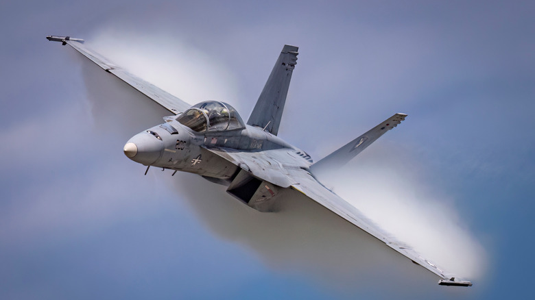 Super Hornet FA-18 исполняет демонстрацию на международном авиашоу Кливленда 2023 года.
