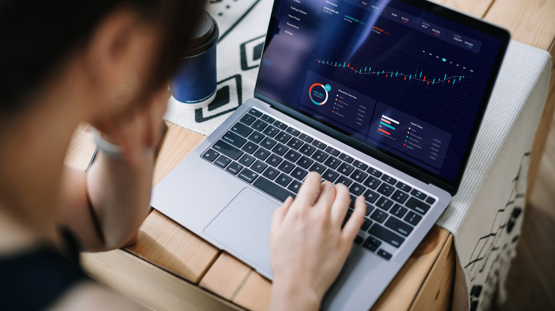 ноутбук гостиной