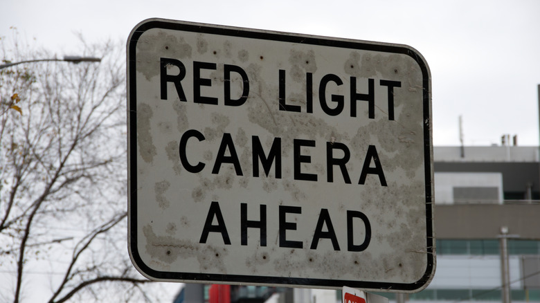 Знак предупреждает камеру красного света впереди