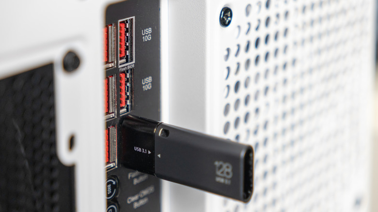 USB -палочка подключена к красному USB -порту