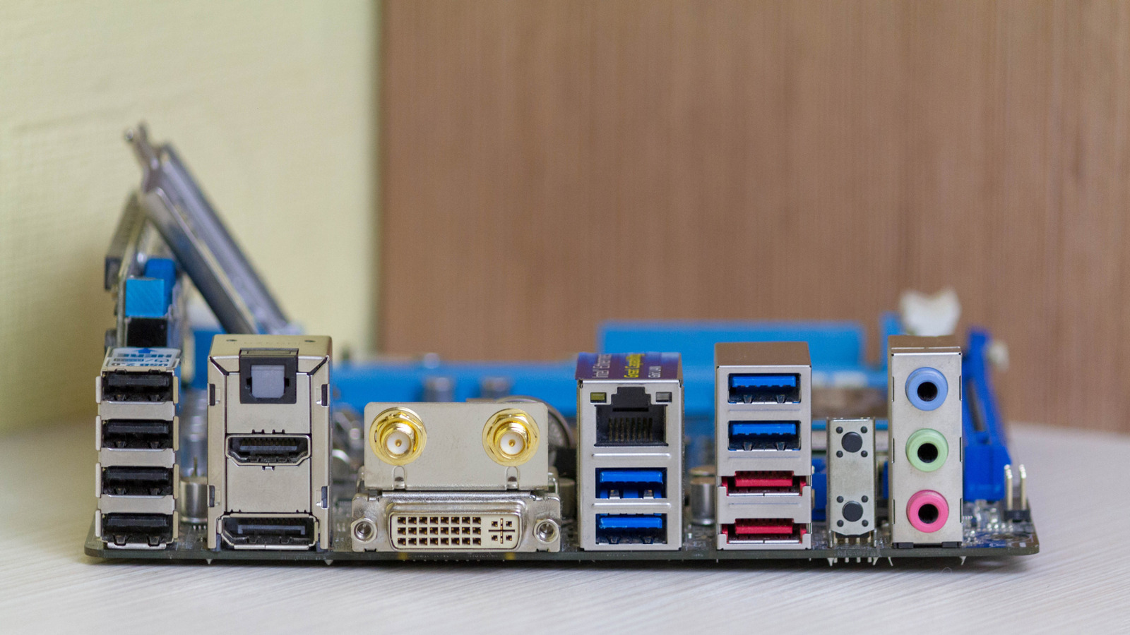 Почему некоторые USB -порты красные? Это то, что означает цвет