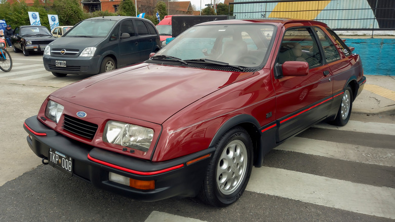 Ford Sierra 1980 -х годов в красном цвете