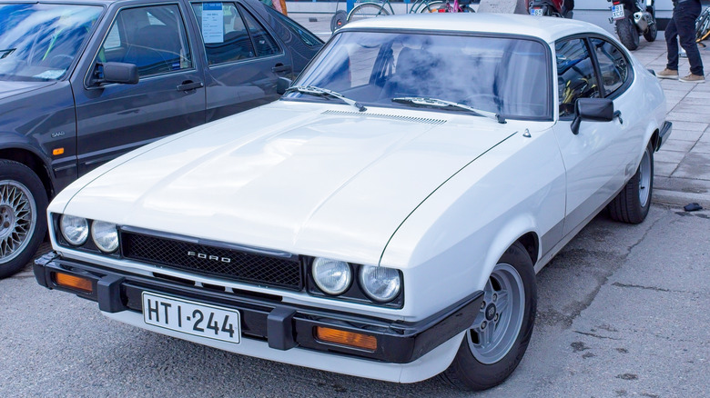 Форд Капри III припарковался в парковке