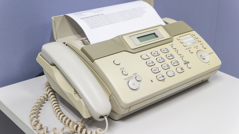 Факс с помощью бумаги, торчащей