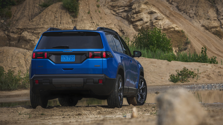 2026 Jeep Cherokee задний вид 3/4 вида