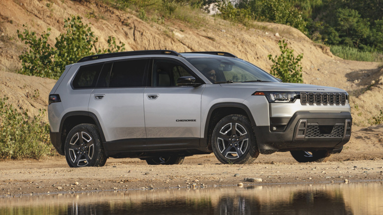 2026 Джип Чероки на грязи