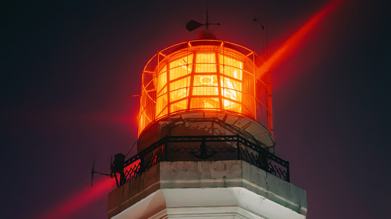 Маяк излучает красный свет