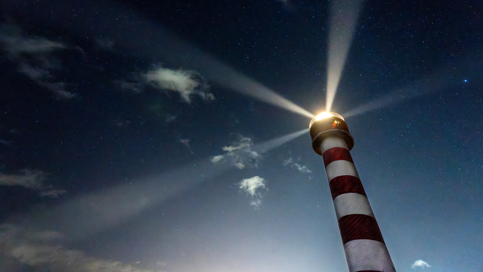 Почему вращаются свет в маяке? Вот как они помогают кораблям