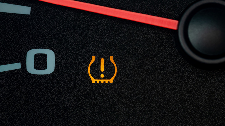 Свет давления в шинах мигает под иглой приборной панели