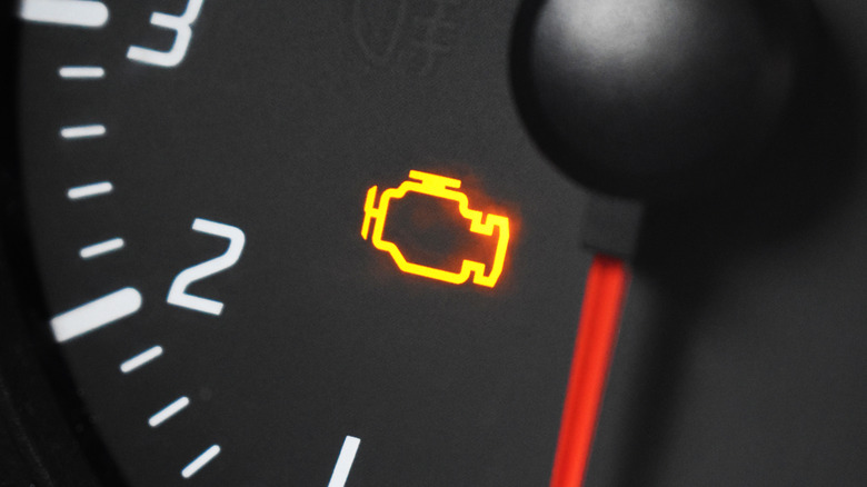 Проверьте мигает символ света двигателя