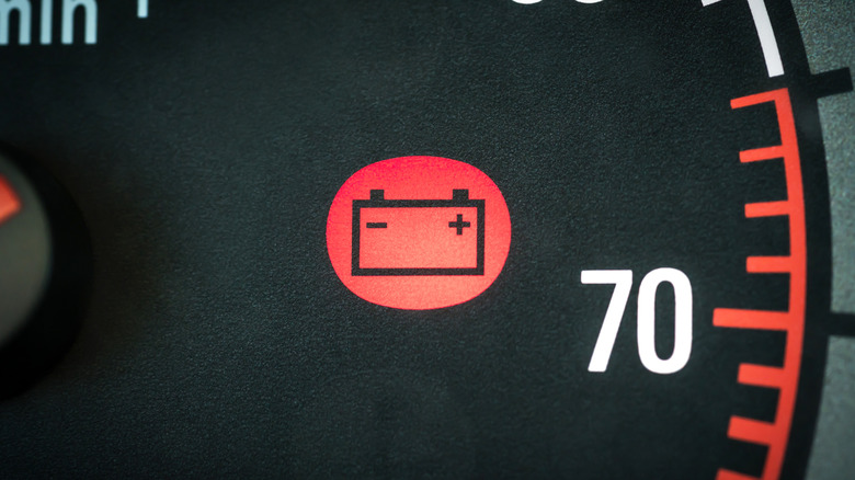 Красная батарея мигает на приборной панели