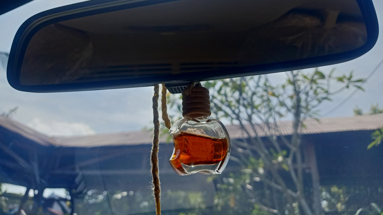 Освежатель воздуха, висящий на зеркале заднего вида