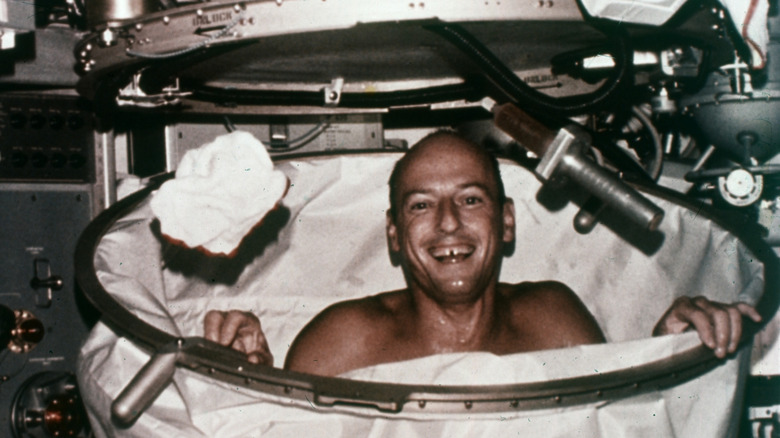 Командир Skylab 2 Пит Конрад принимает душ в нулевой гравитации.