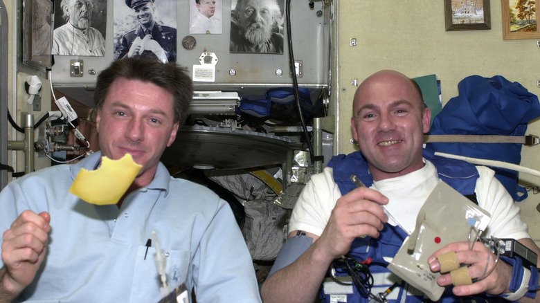Астронавт Андре Куйперс и его коллега по НАСА Майкл Фоале едят голландский сыр на завтрак на борту международной космической станции.