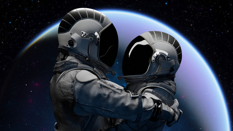 Астронавты обнимаются в космосе.