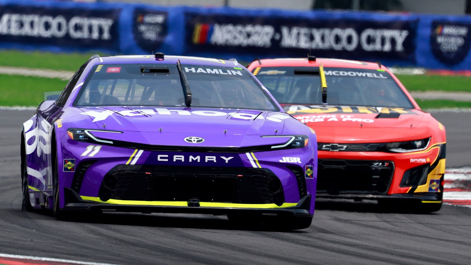 Почему гоночные автомобили NASCAR имеют наклейки на фар