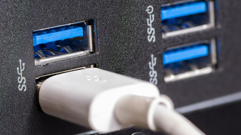 Четыре синих порта USB SuperSpeed ​​с одним кабелем, подключенным