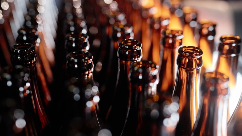 Многие бутылки с открытым пивом упакованы