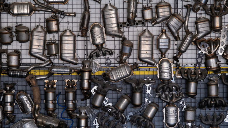 Различные автомобильные выхлопные компоненты висят на стене