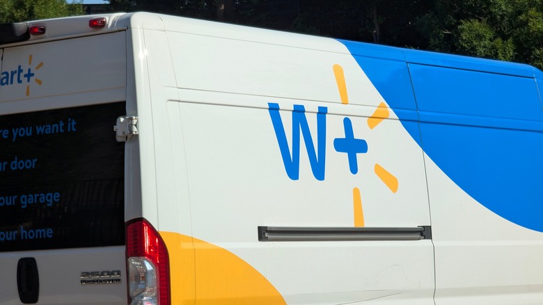 ДОБАВИВНЫЙ ФОН отображающий логотип Walmart+ на стороне