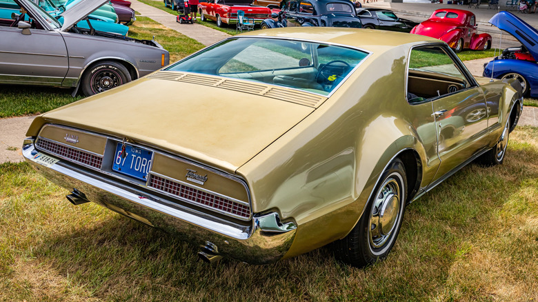 Задний вид 3/4 вида первого поколения Oldsmobile Toronado