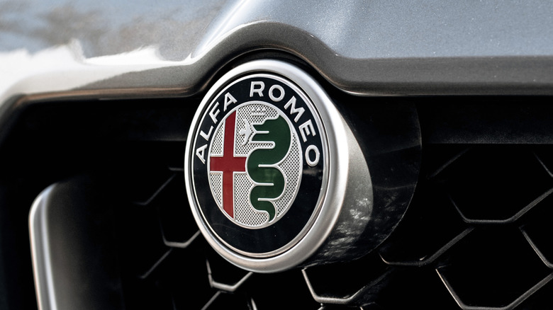 Логотип на передней части Alfa Romeo Stelvio