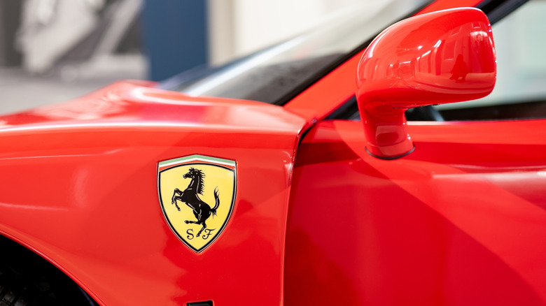 Логотип Ferrari на F40