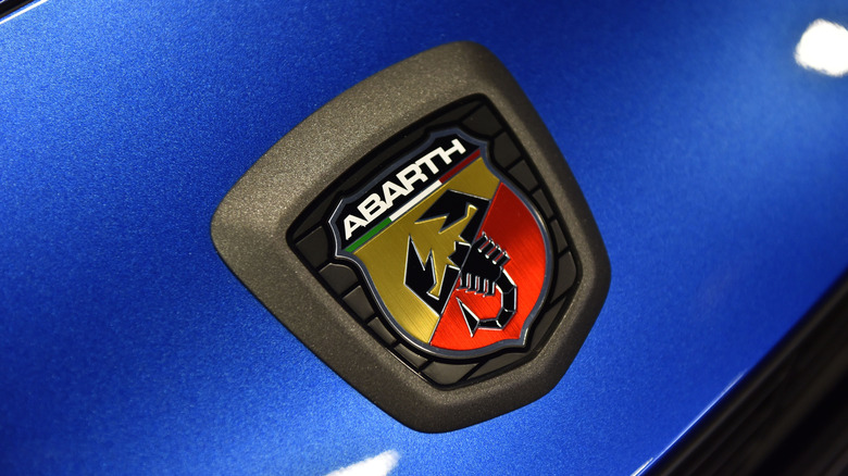 Логотип Abarth на передней части 124 паука