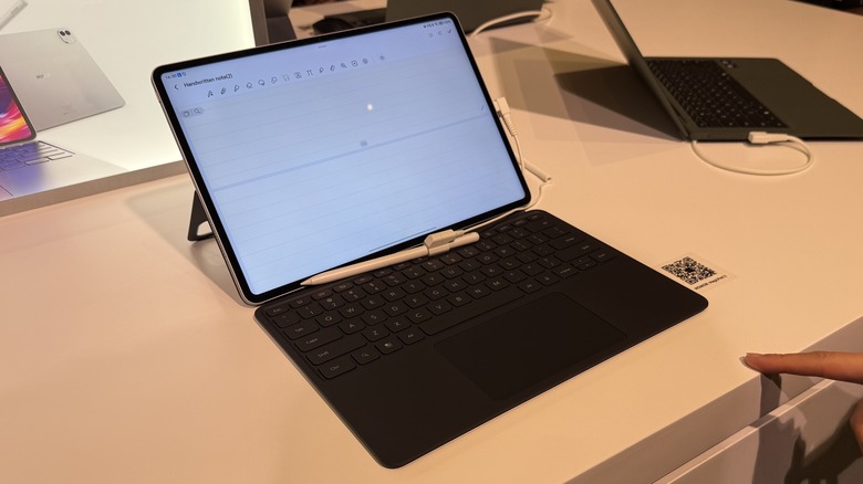 Честь MagicPad 3 на столе