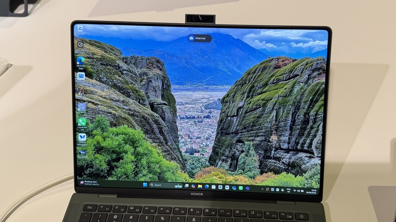 Честь Magicbook Art 14 с прикрепленной камерой