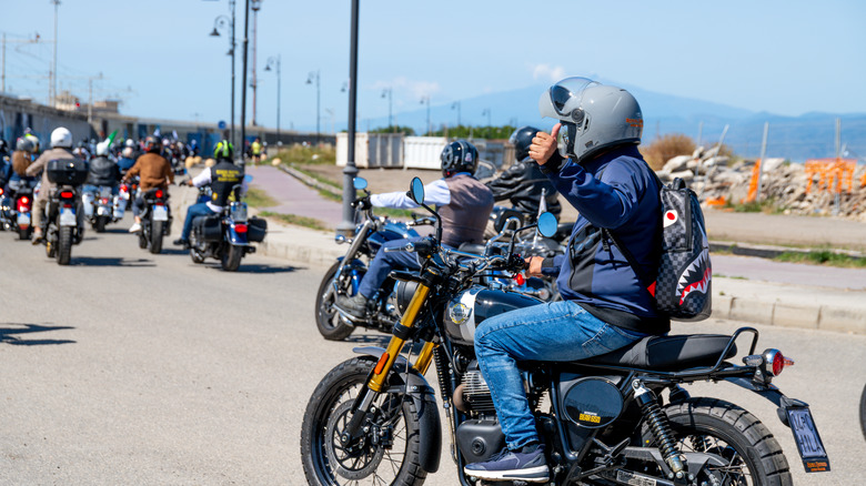 Мотоцикл гонщика с большими пальцами