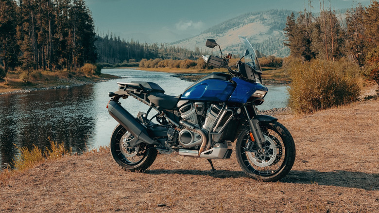 Special Pan America 1250 также получает большой бензобак 5,6 галлона.