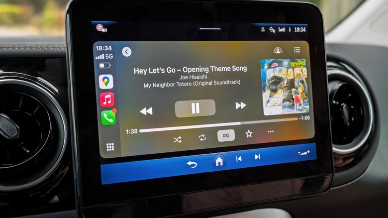 Музыка управления на CarPlay