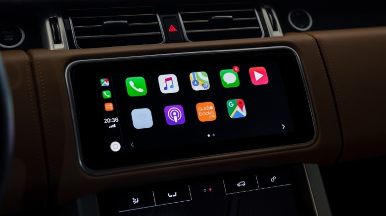 CarPlay с темным фоном
