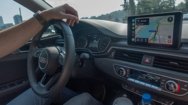 Человек, использующий CarPlay Navigation