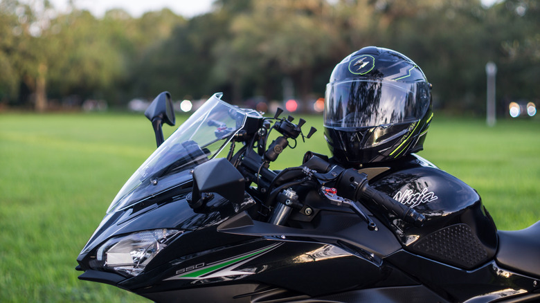 Модульный модульный шлем мотоциклов Scorpion на топливном баке Black Kawasaki Ninja 650 2017 года Ninja 650