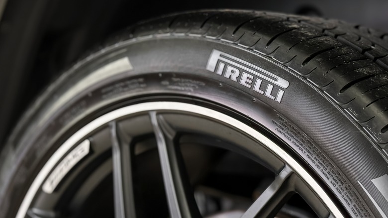 Крупным планом шины Pirelli на автомобиле