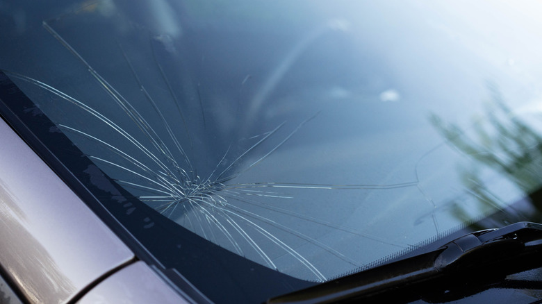 Несколько трещин в нижнем левом углу лобового стекла