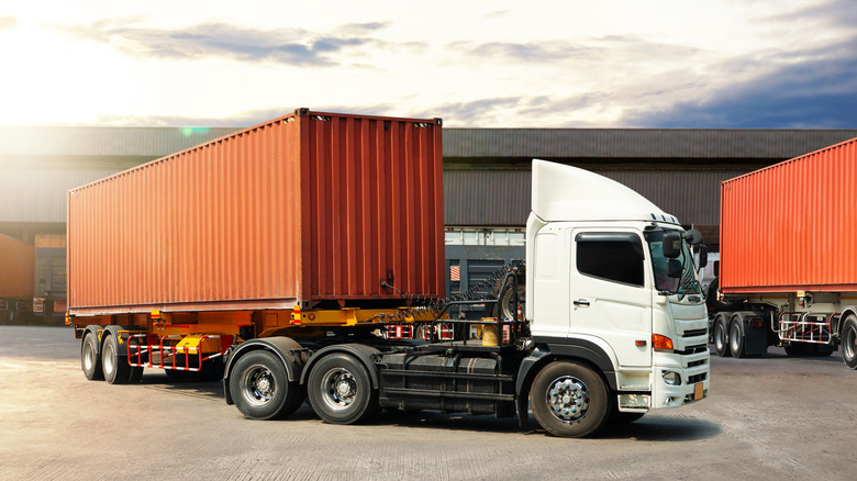 Белый полу традиционный контейнер с протяженностью